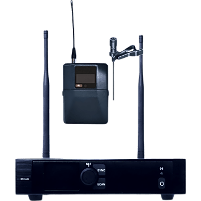 Sistema de Micrófono Inalámbrico / Receptor 1 Canal U-Band 540-690 MHz / Micrófono de Solapa Digital / Modulación PI/4-DQPSK / Pantalla TFT-LCD 2.2″ / Encripción de Audio / Autonomía >10 Horas